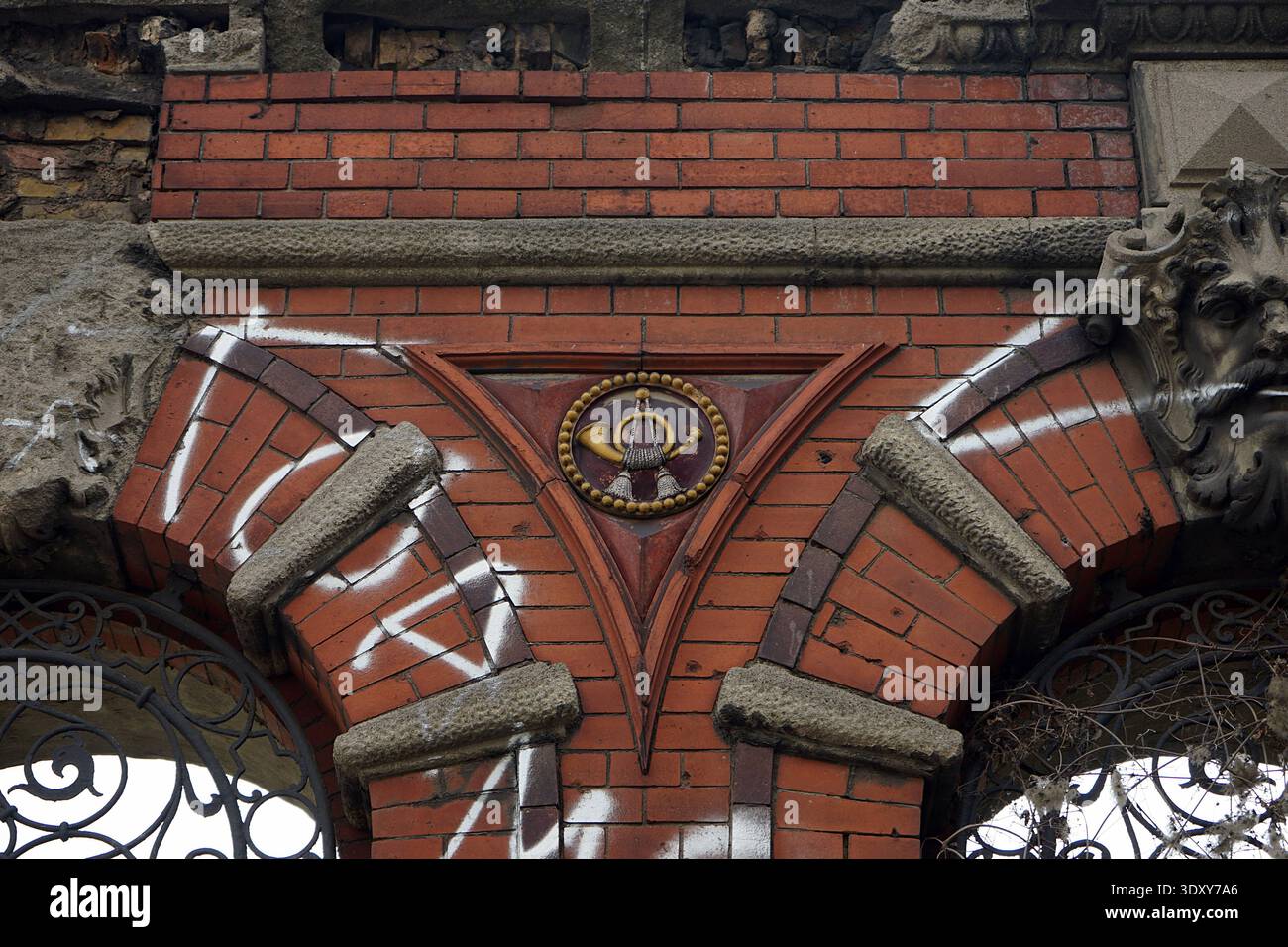 Postamt 16 rovine, ufficio postale in mattoni rossi abbandonati con archi ornati, Koepenicker Strasse, Berlino, Germania, luglio 2018. Foto Stock