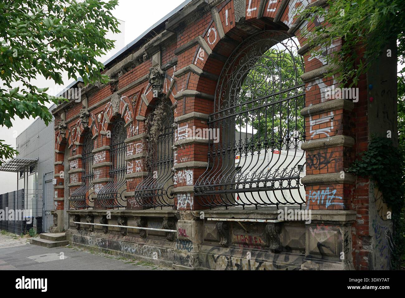 Postamt 16 rovine, ufficio postale in mattoni rossi abbandonati con archi ornati, Koepenicker Strasse, Berlino, Germania, luglio 2018. Foto Stock