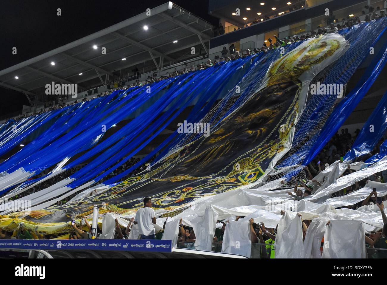 Barueri, Brasile. 4 marzo 2026. I tifosi del Palmeiras rendono omaggio a nostra Signora di Aparecida durante la partita tra Palmeiras x Novorizontino, la prima partita della finale del Campionato Paulista 2026, questa mercoledì (4), all'Arena Crefisa Barueri, a Barueri, SP. Crediti: Roberto Casimiro/FotoArena/Alamy Live News Foto Stock
