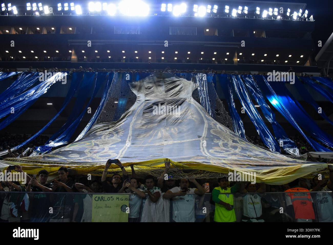Barueri, Brasile. 4 marzo 2026. I tifosi del Palmeiras rendono omaggio a nostra Signora di Aparecida durante la partita tra Palmeiras x Novorizontino, la prima partita della finale del Campionato Paulista 2026, questa mercoledì (4), all'Arena Crefisa Barueri, a Barueri, SP. Crediti: Roberto Casimiro/FotoArena/Alamy Live News Foto Stock
