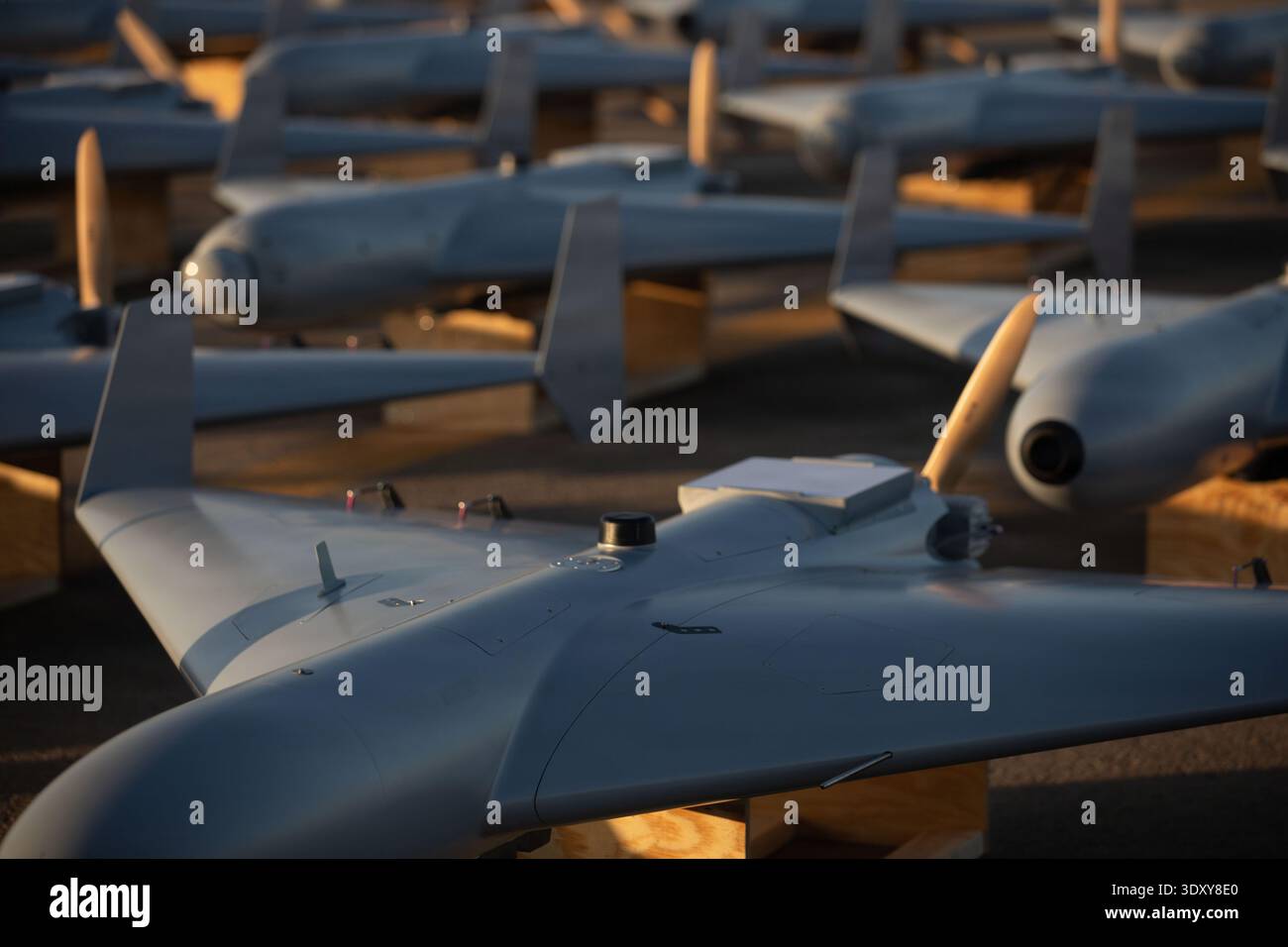 I droni Low-Cost Unmanned Combat Attack System (LUCAS) sono posizionati sull'asfalto in una base nell'area operativa del comando centrale degli Stati Uniti (CENTCOM), il 23 novembre 2025. Le piattaforme LUCAS fanno parte di uno squadrone di droni d'attacco unidirezionale CENTCOM recentemente dispiegato in Medio Oriente per rafforzare la sicurezza regionale e la deterrenza. (Foto di cortesia) Foto Stock