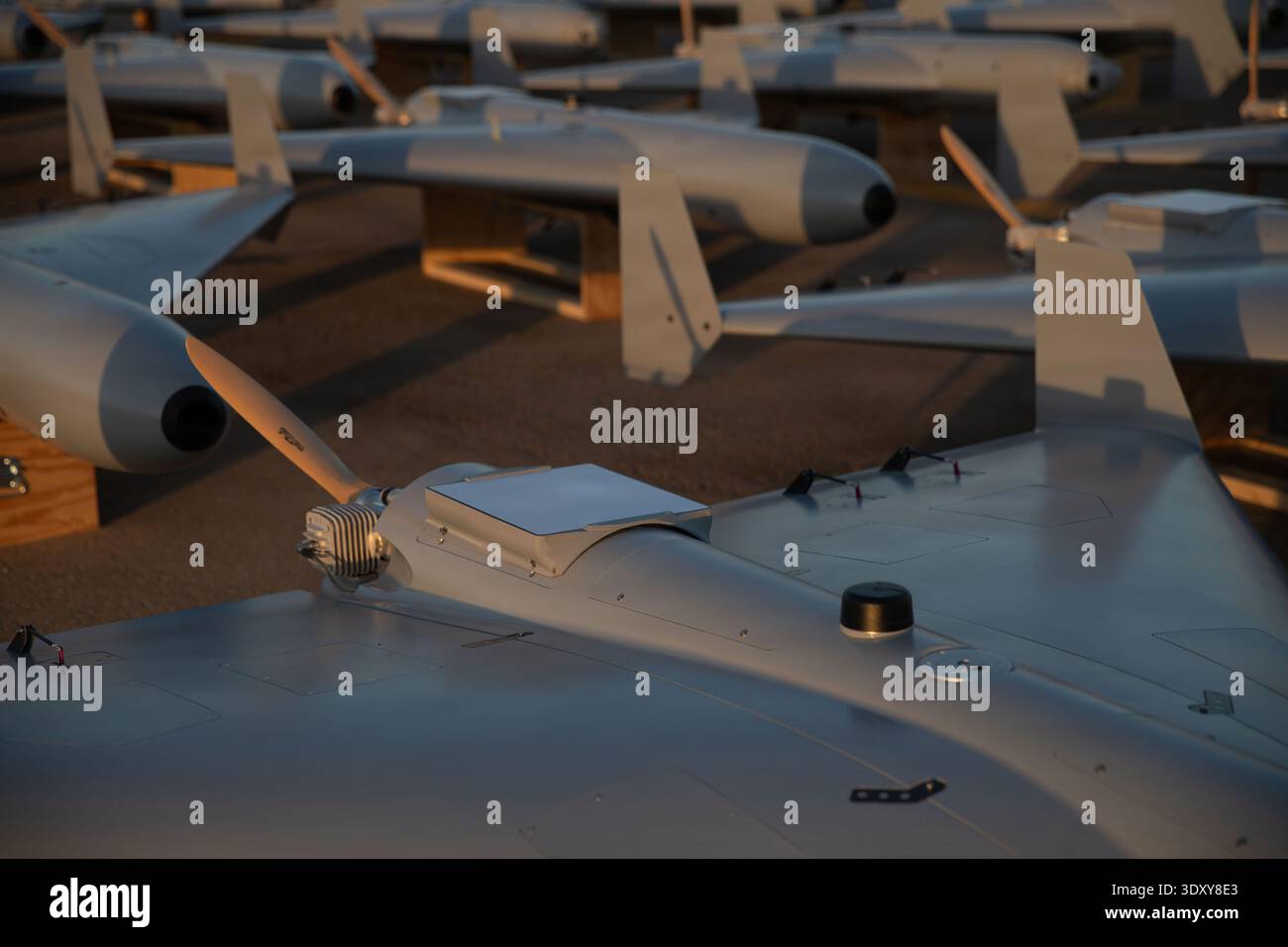 I droni Low-Cost Unmanned Combat Attack System (LUCAS) sono posizionati sull'asfalto in una base nell'area operativa del comando centrale degli Stati Uniti (CENTCOM), il 23 novembre 2025. Il Task Force Scorpion Strike del CENTCOM ha istituito il primo squadrone di droni di attacco a senso unico dell'esercito statunitense con sede in Medio Oriente utilizzando droni LUCAS. (Foto di cortesia) Foto Stock
