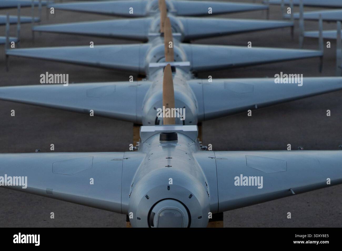 I droni Low-Cost Unmanned Combat Attack System (LUCAS) sono posizionati sull'asfalto in una base nell'area operativa del comando centrale degli Stati Uniti (CENTCOM), il 23 novembre 2025. Le piattaforme LUCAS fanno parte di uno squadrone di droni d'attacco unidirezionale CENTCOM recentemente dispiegato in Medio Oriente per rafforzare la sicurezza regionale e la deterrenza. (Foto di cortesia) Foto Stock