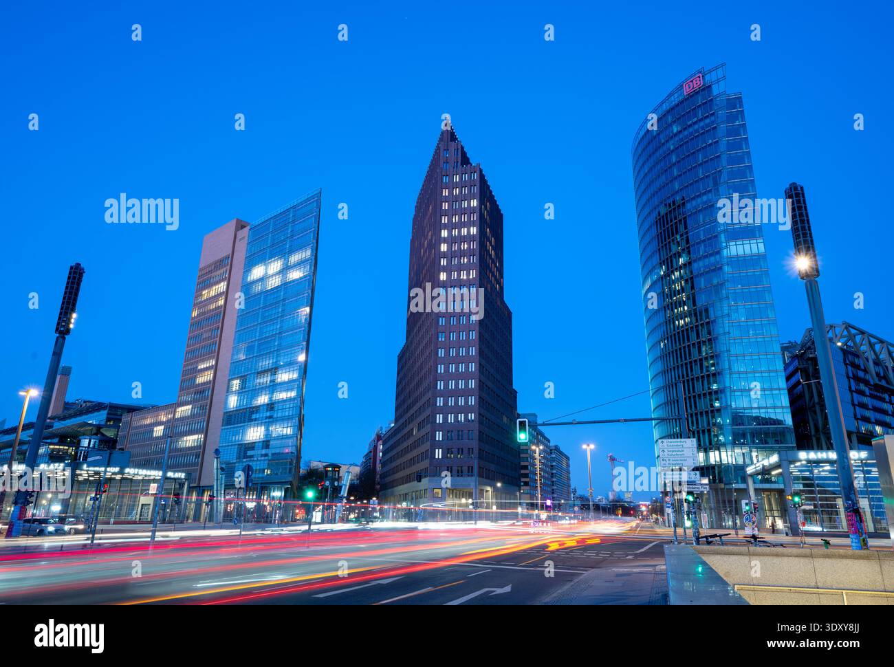 Berlino, Germania. 5 marzo 2026. C'è traffico moderato su Leipziger Strasse a Potsdamer Platz. Il sito è sede della torre Atrium (architetto Renzo piano), della torre Kollhoff (architetto Hans Kollhoff) e della torre BahnTower (architetto Helmut Jahn). Credito: Soeren Stache/dpa/Alamy Live News Foto Stock