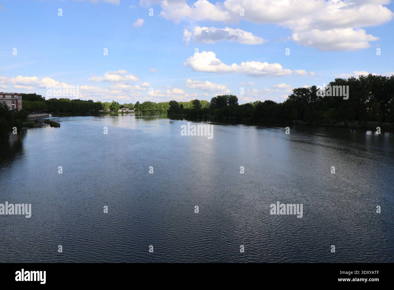 La rivière le Tarn, ville de Moissac, département du Tarn et Garonne, Francia Foto Stock