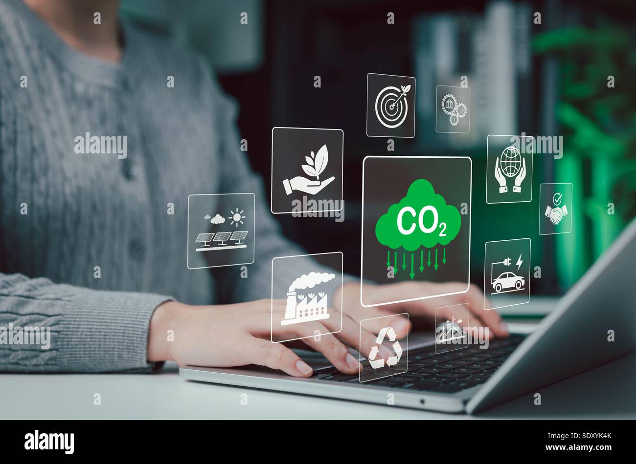 Neutralità del carbonio e concetto aziendale ESG. Donna che utilizza un notebook con icone ecologiche di CO2, energia rinnovabile e simboli di riciclaggio per un'industria sostenibile Foto Stock