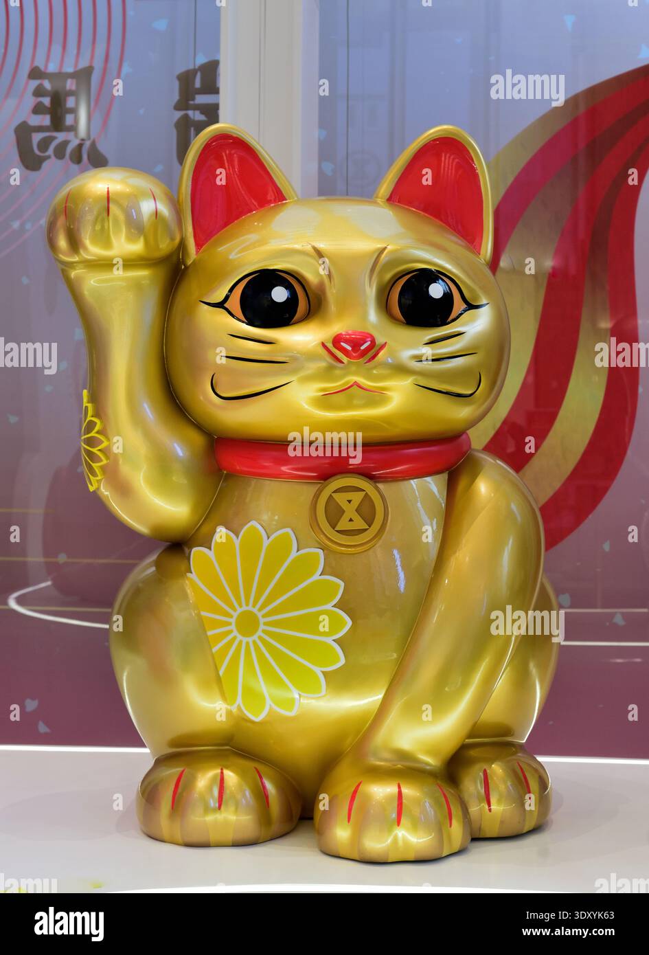 Attirando il gatto dorato con la mano destra per invitare la prosperità Foto Stock