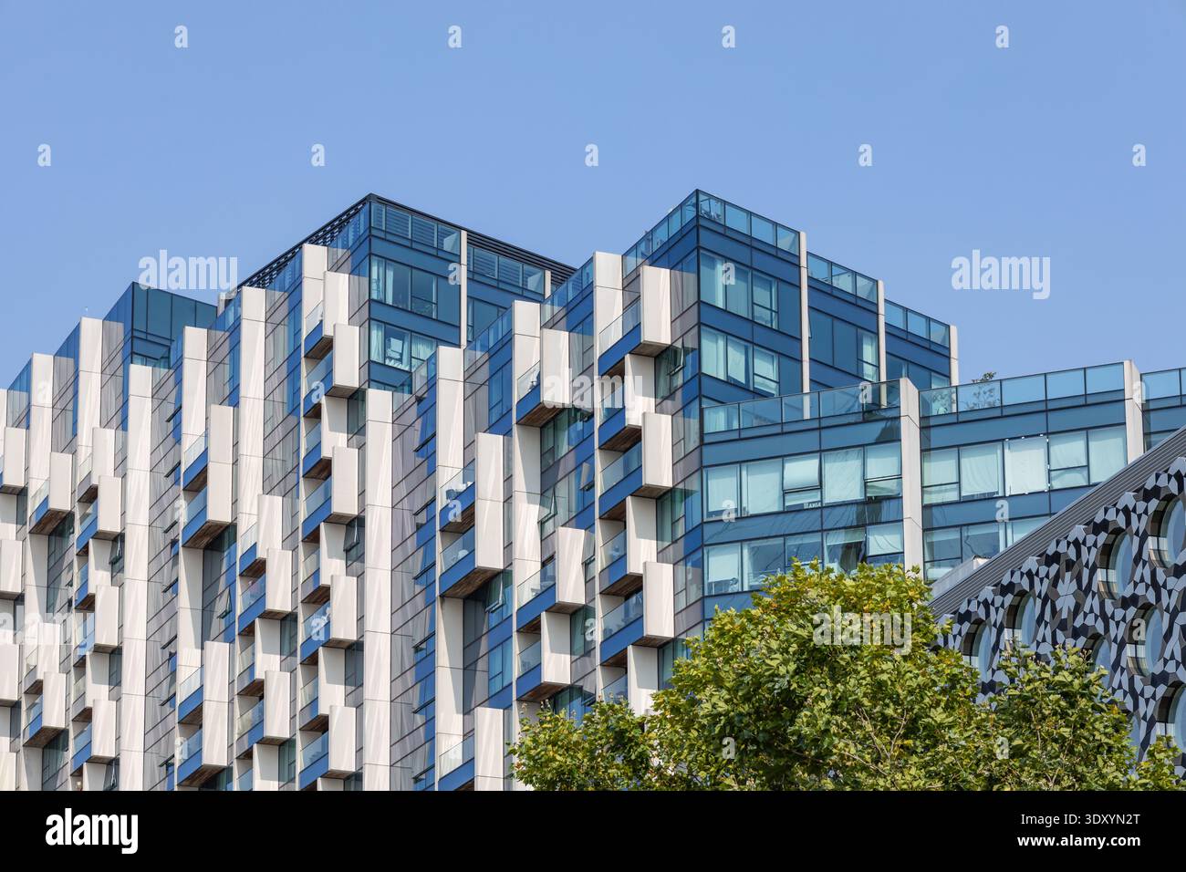 Moderno edificio di vetro con geometria astratta Foto Stock
