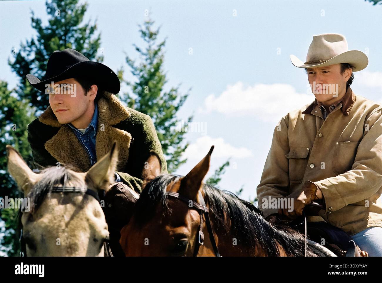 Brokeback Mountain (2005) diretto da Ang Lee e interpretato da Heath Ledger nel ruolo di Ennis del Mar, Jake Gyllenhaal nel ruolo di Jack Twist. Due pastori formano una storia d'amore segreta che si estende per decenni in mezzo alle pressioni della società. La pubblicità è ancora SOLO PER USO EDITORIALE. Credito: Funzioni BFA / Focus Foto Stock