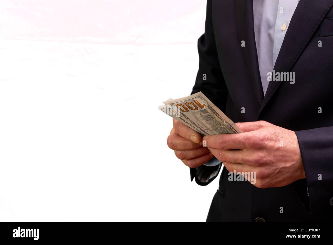 Uomo d'affari che detiene dollari durante la crisi economica e i problemi finanziari Foto Stock
