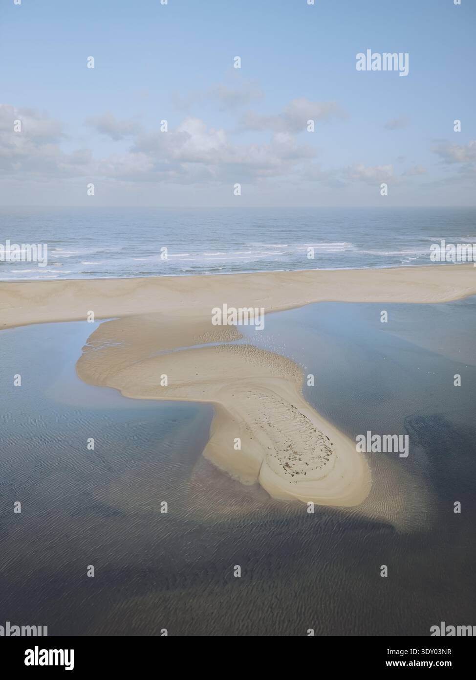 Vista aerea del punto d'incontro del mare e della laguna, dove le sabbie dorate contrastano con il blu intenso, la Lagoa de Obidos, Leiria, Portogallo. Foto Stock
