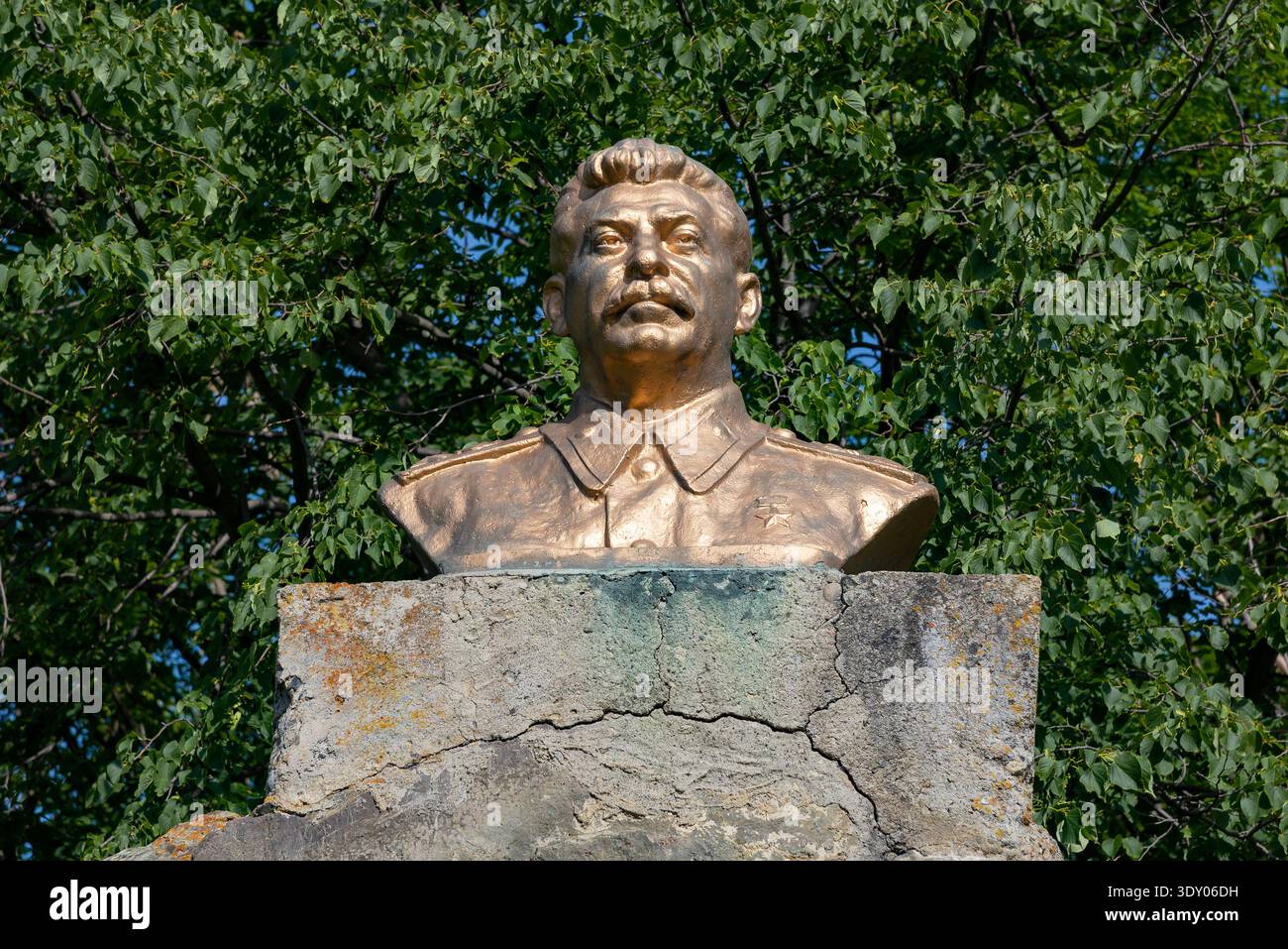 VERKHNY FIAGDON, RUSSIA - 13 GIUGNO 2023: Busto di IV Stalin (Dzhugashvili) è primo piano in un giorno di giugno di sole. Ossezia settentrionale-Alania Foto Stock