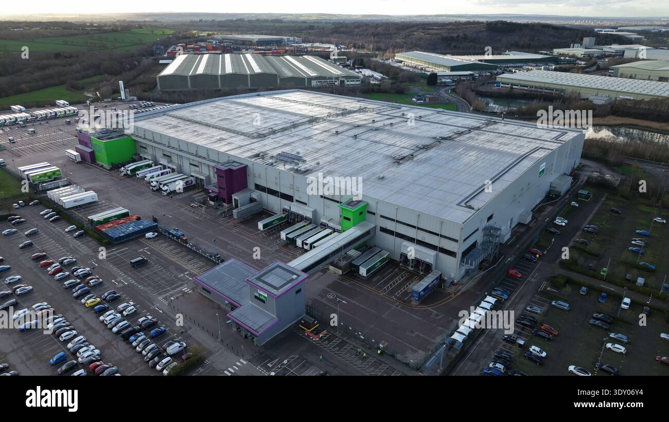Tamworth, Regno Unito - 21 febbraio 2026: Veduta aerea dello stabilimento CFC2 di Ocado, dove file di auto parcheggiate contrastano nettamente con il vasto e moderno Foto Stock