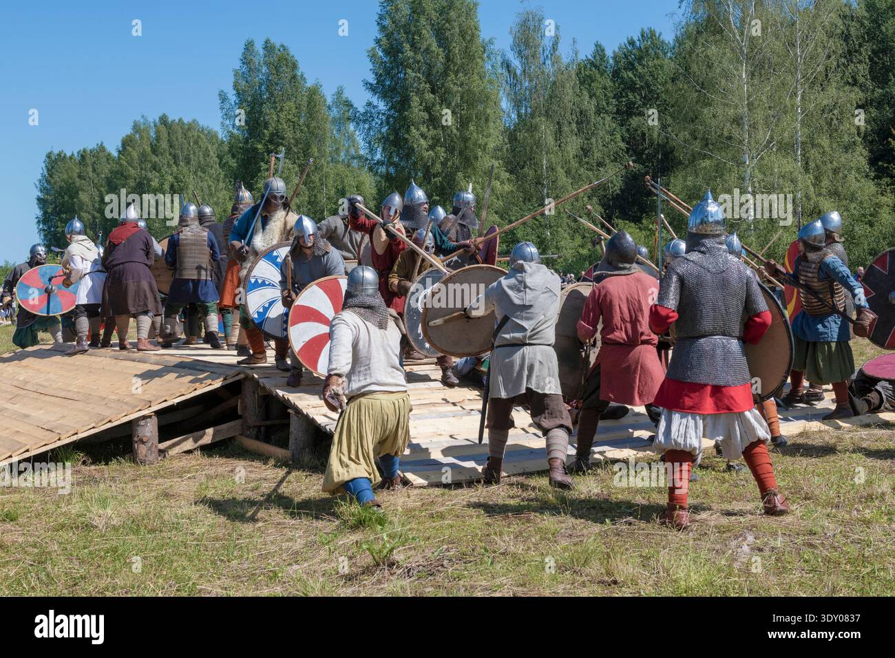 SHEVELEVO, RUSSIA - 18 LUGLIO 2025: Ricostruzione della battaglia medievale sul ponte. Festival storico del "Bylinny Bereg". Regione di Novgorod Foto Stock