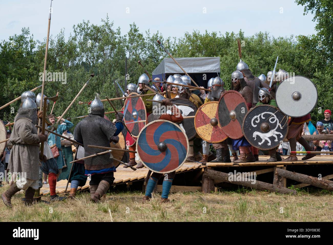 SHEVELEVO, RUSSIA - 19 LUGLIO 2025: Difesa sul ponte. Ricostruzione di una battaglia medievale. Festival storico "Epic Coast", regione di Novgorod Foto Stock