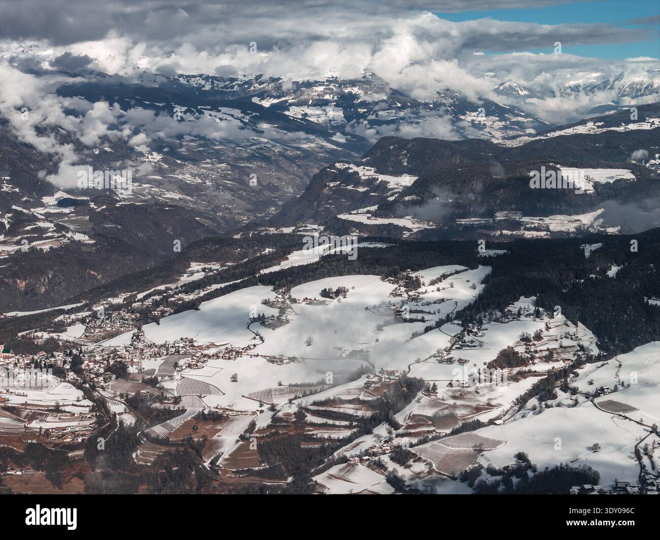 Dolomiti aeree invernali, valli, fattorie e vette frastagliate dell'alto Adige Foto Stock