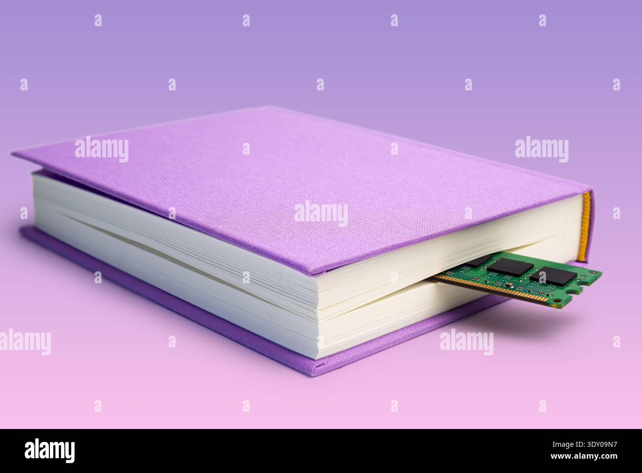 Un'unità di storage di memoria è inserita all'interno di un libro colorato con l'aumento della domanda e l'aumento dei prezzi nel settore tecnologico in mezzo a carenze. Foto Stock