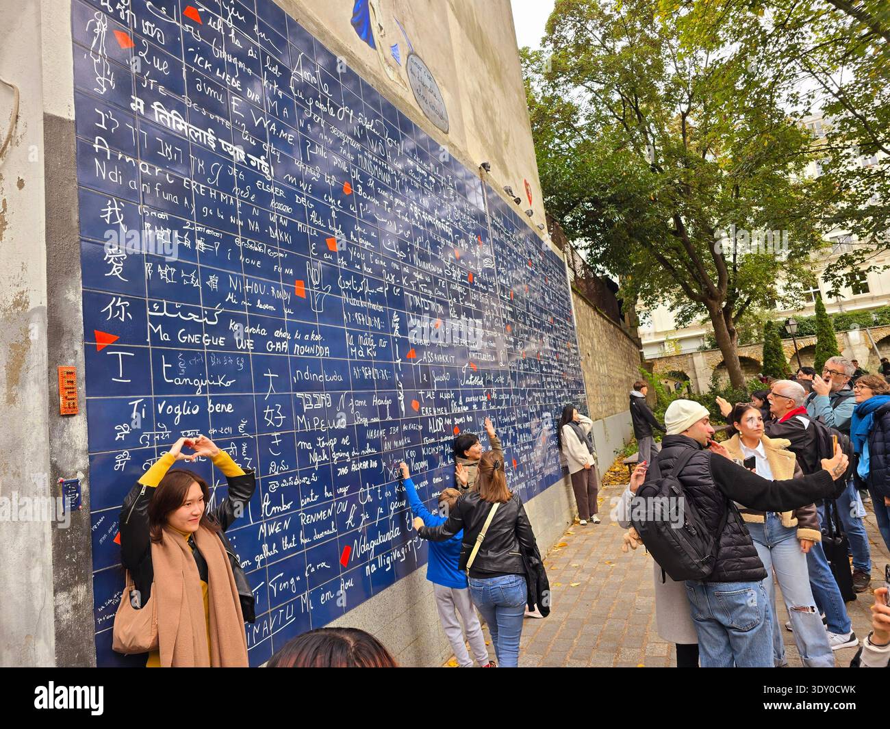 Il famoso muro "i Love you" (le Mur des Je t'aime) situato nel giardino Square Jehan Rictus nel quartiere Montmartre di Parigi. L'opera d'arte, creata da Frédéric Baron e Claire Kito, è un muro composto da 612 piastrelle di lava smaltate blu scuro. La frase "ti amo" è scritta sulle piastrelle 311 volte in oltre 250 lingue e dialetti diversi. Gli spruzzi di rosso sul muro rappresentano parti di un cuore spezzato, simboleggiando la razza umana che il muro tenta di riunire attraverso l'amore. Parigi. Foto Stock