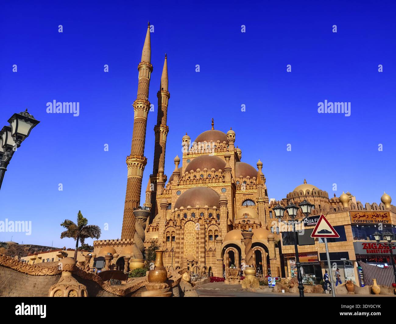 Sharm El Sheikh, Egitto - 17 gennaio 2020: Moschea al Sahaba nel vecchio mercato di Sharm El Sheikh. Paesaggio urbano della città egiziana turistica Foto Stock