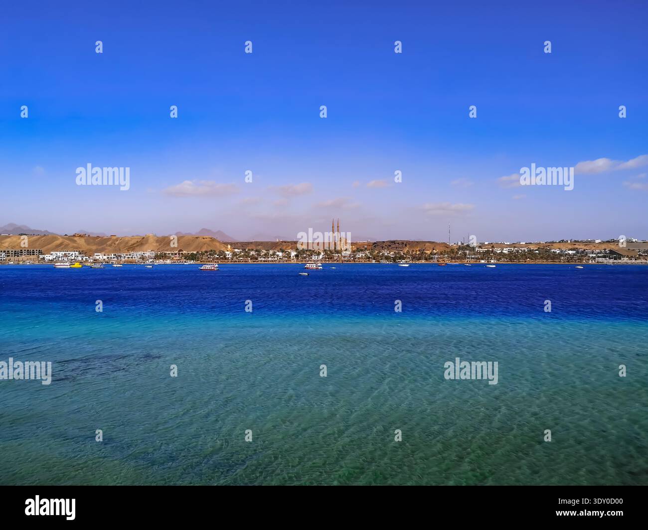 Panorama marino della baia di Sharm el-Maya a Sharm El Sheikh (Egitto). Bellissimo paesaggio esotico con spazio per copiare Foto Stock