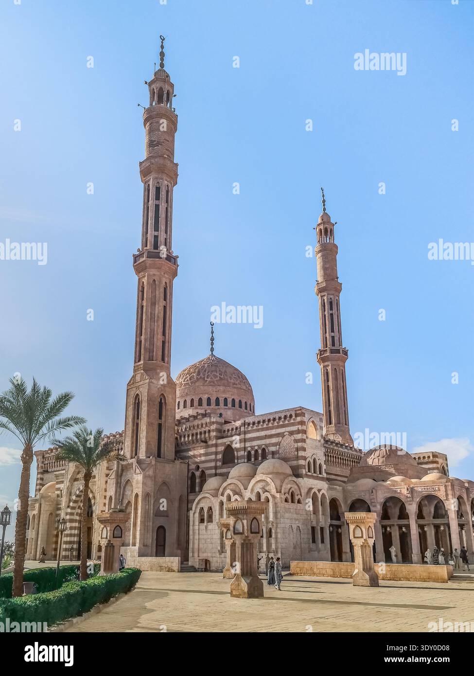 Vista laterale della moschea al Mustafa con due minareti a Sharm El Sheikh, Egitto. Bellissimo tempio musulmano egiziano moderno Foto Stock