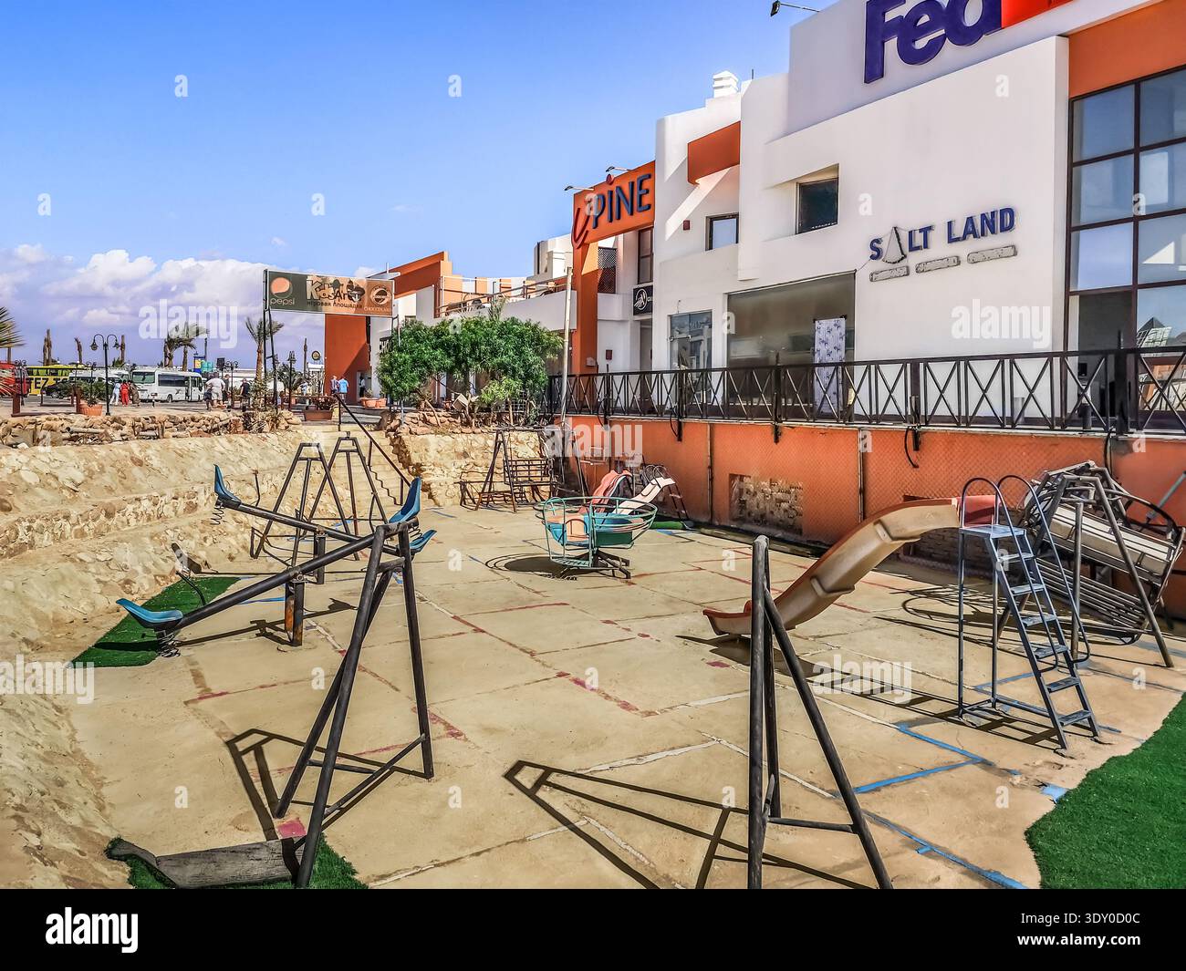 Sharm El Sheikh, Egitto - 18 gennaio 2020: Parco giochi per bambini vicino al centro commerciale di Sharm El Sheikh. Moderna area giochi all'aperto con altalene - Immagine stock catturata con smartphone