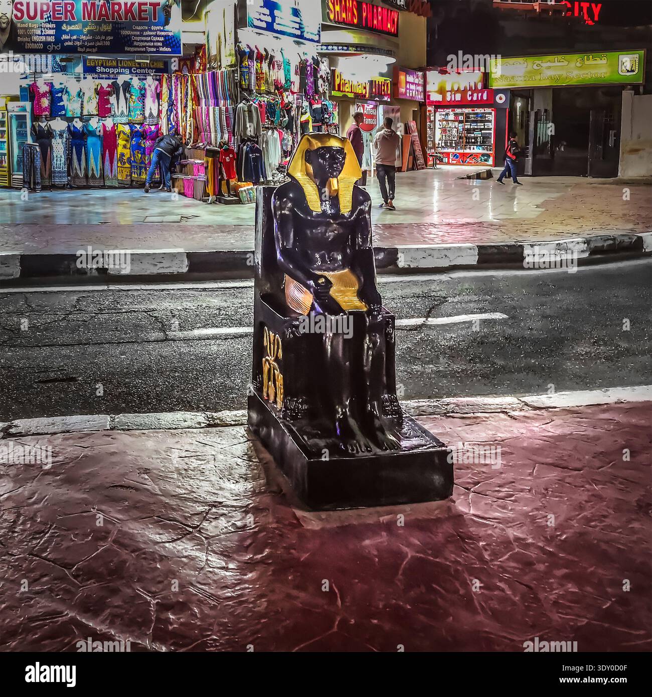 Sharm El Sheikh, Egitto - 19 gennaio 2020: Statua del faraone egiziano sulla strada nella zona della baia di Naama a Sharm El Sheikh di notte Foto Stock