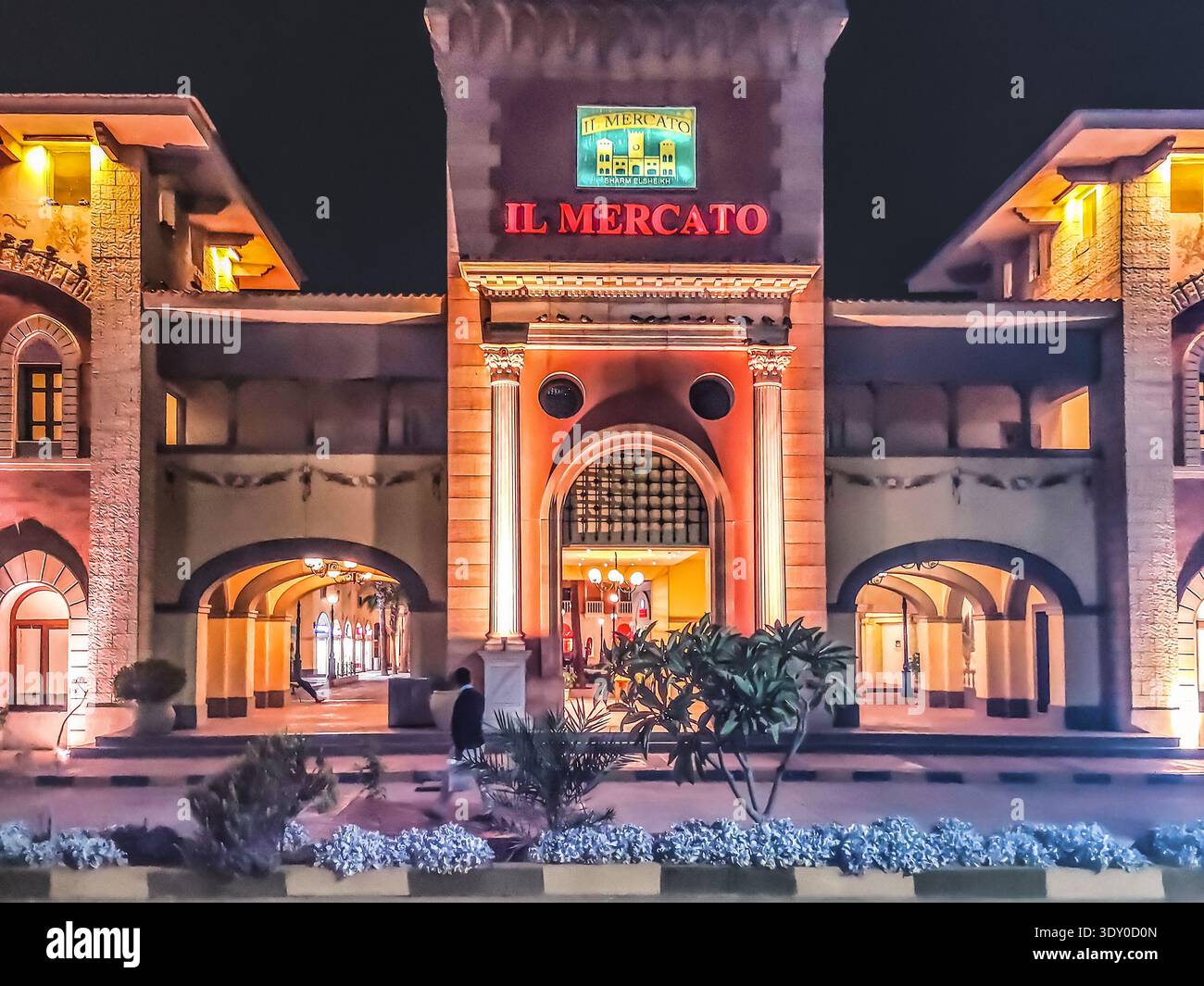 Sharm El Sheikh, Egitto - 20 gennaio 2020: Ingresso al cortile de il mercato a Sharm El Sheikh. Cartello luminoso sul muro di un hotel egiziano Foto Stock