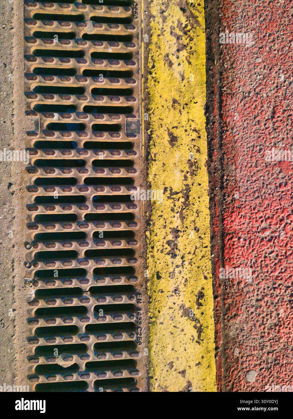 I colori primari si fondono con le superfici grintose della città in questo dettaglio urbano di alta qualità di Budapest. Catturato su Ecseri ut, mostra il drenaggio del ferro, indossato Foto Stock