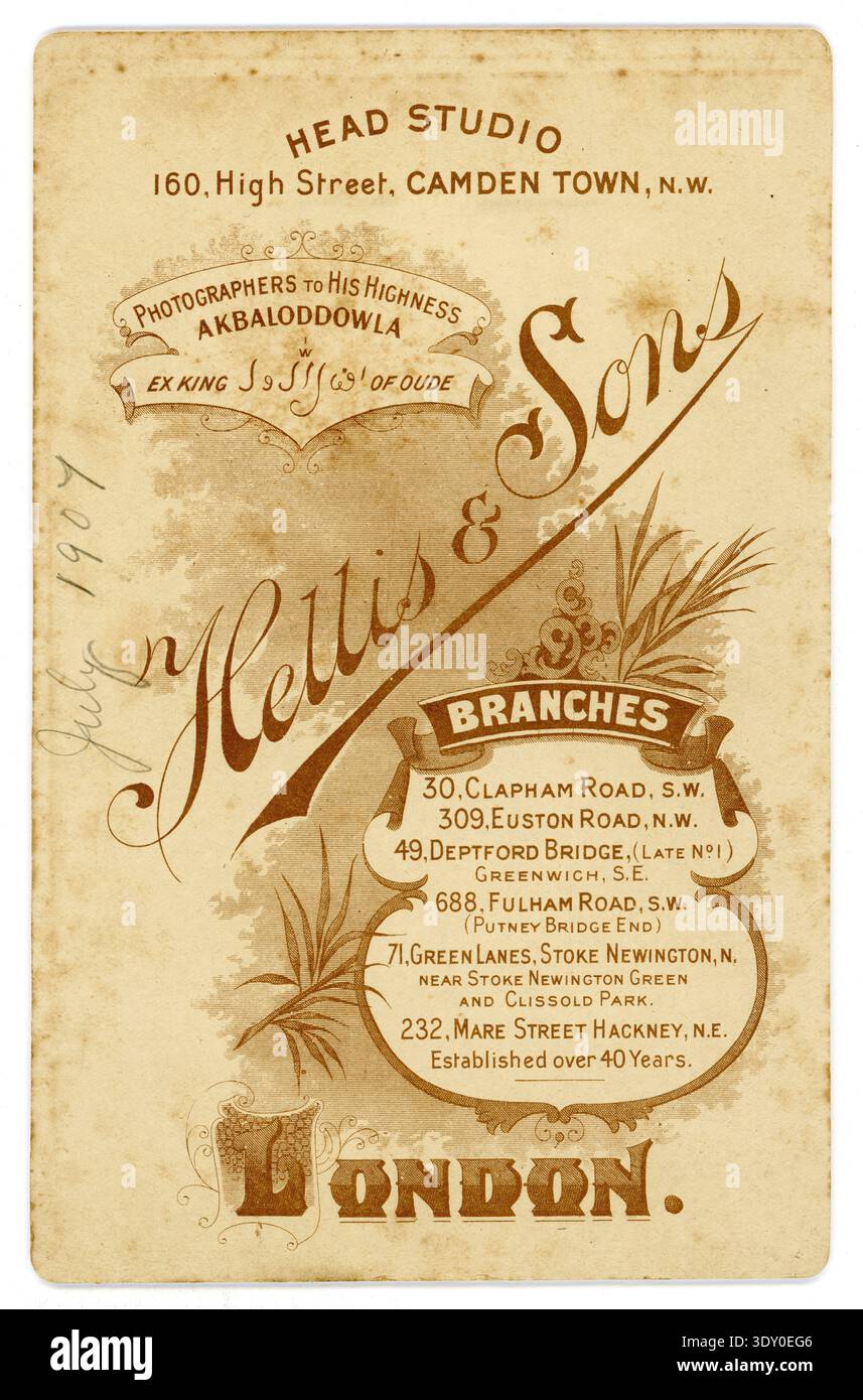 Retro del cabinet edoardiano degli anni '1900 dello studio fotografico di Hellis & Sons Photographers, Londra. anni '1900 Datato luglio 1907. Foto Stock