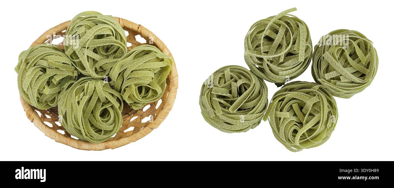 Tagliatelle crude di pasta verde con spinaci in un cestino di vimini isolato su fondo bianco. Vista dall'alto. Spianatura piatta. Foto Stock