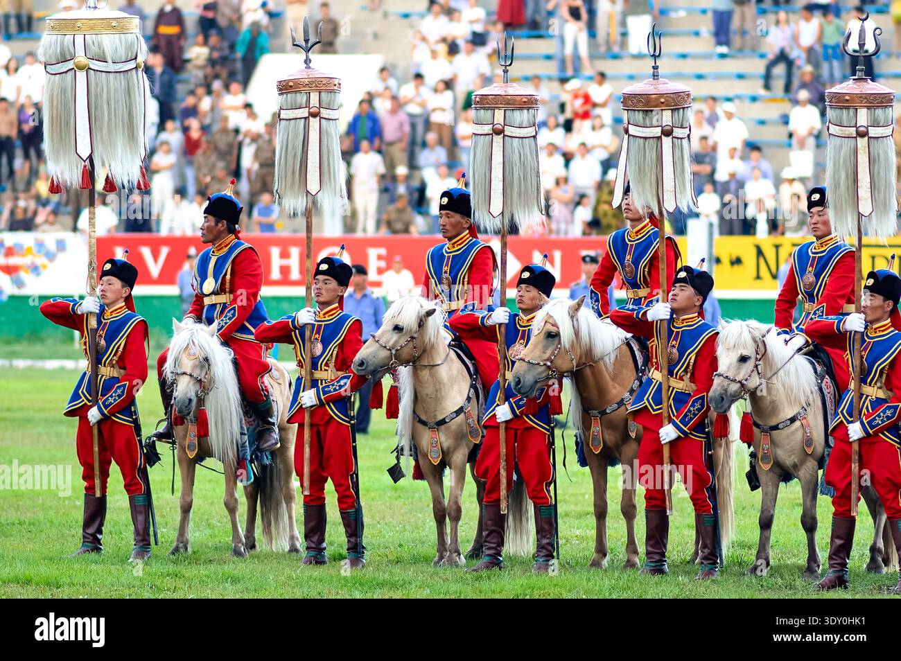 I lottatori gareggiano durante il festival Naadam che si tiene a Ulan Bator, in Mongolia. L'evento mette in mostra sport tradizionali per molti visitatori. Foto Stock