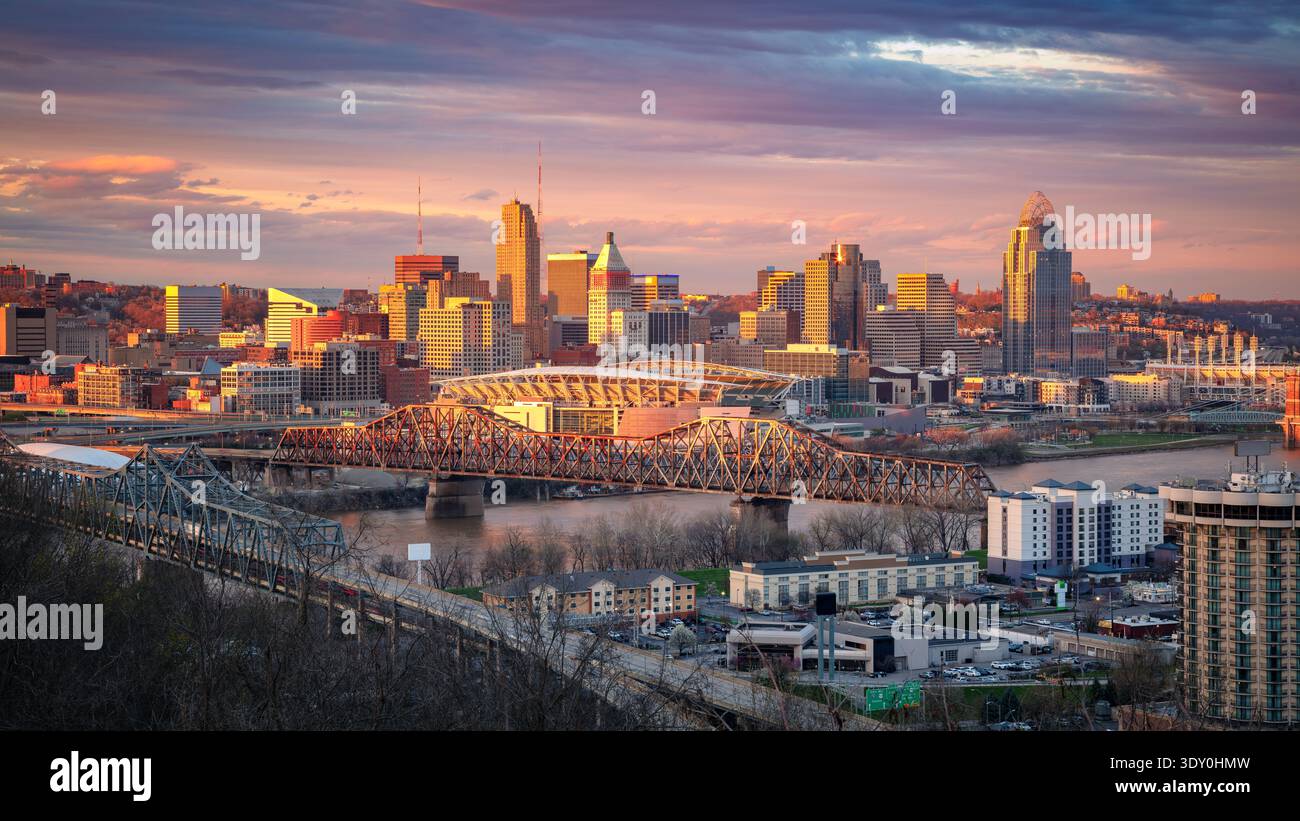 Cincinnati, Ohio, Stati Uniti. Immagine aerea della città di Cincinnati, Ohio, skyline del centro degli Stati Uniti con ponti e fiume Ohio al tramonto primaverile. Foto Stock