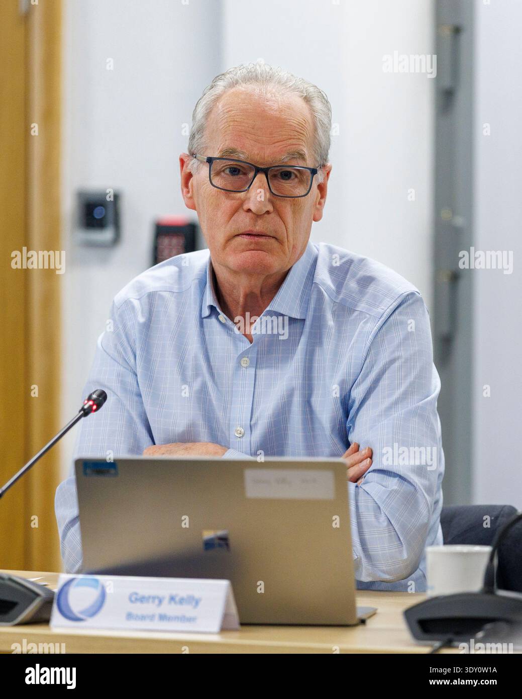 Gerry Kelly MLA durante una riunione del Consiglio di polizia a James House a Belfast. Data foto: Giovedì 5 marzo 2026. Foto Stock