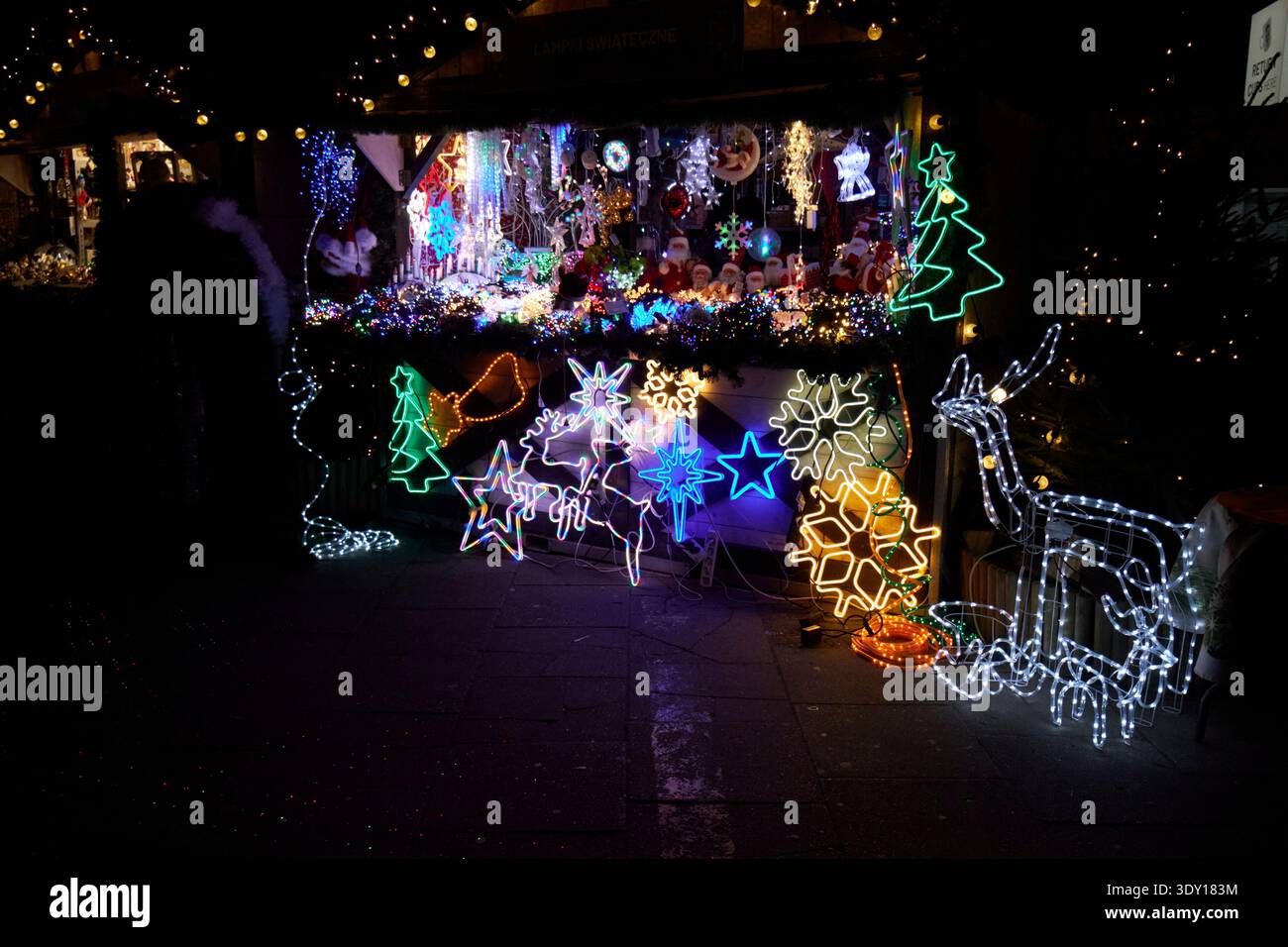 neon ha portato i cartelli natalizi in vendita in un chiosco nel mercato natalizio di danzica in polonia Foto Stock