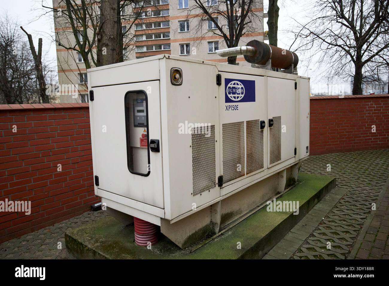 generatore elettrico diesel standby fg wilson xp 150e accanto a un condominio di danzica polonia Foto Stock