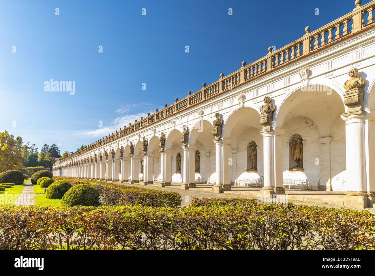 Kromeriz, Repubblica Ceca - 21 ottobre 2024: Colonnato nel giardino dei fiori. Elegante colonnato con sculture che riproduce il giardino curato, con eleganti pregi Foto Stock