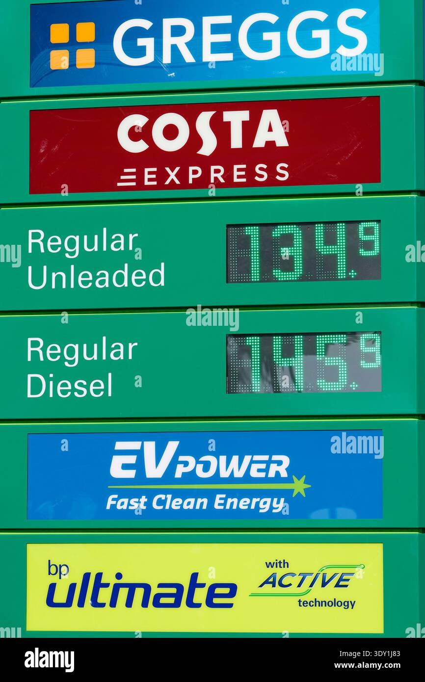 Segnaletica della stazione di servizio BP con i prezzi della benzina e del diesel e segnaletica greggs, costa Express Coffee ed EV Power, prestwich Greater manchester uk Foto Stock