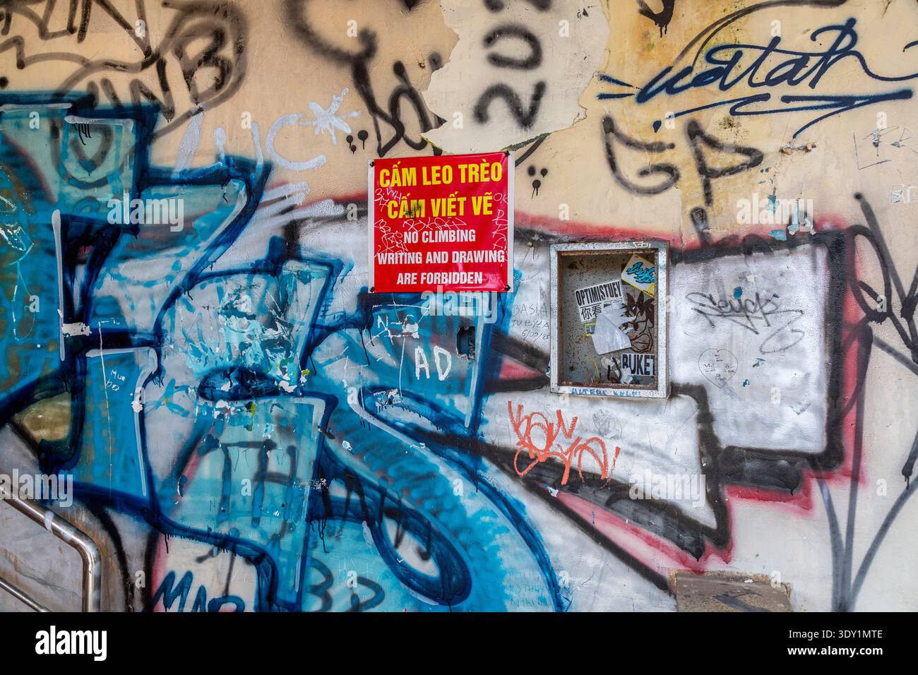 Graffiti in testa alla statua del drago abbandonato al parco acquatico Hồ Thuỷ Tiên di Hue, Vietnam. Foto Stock