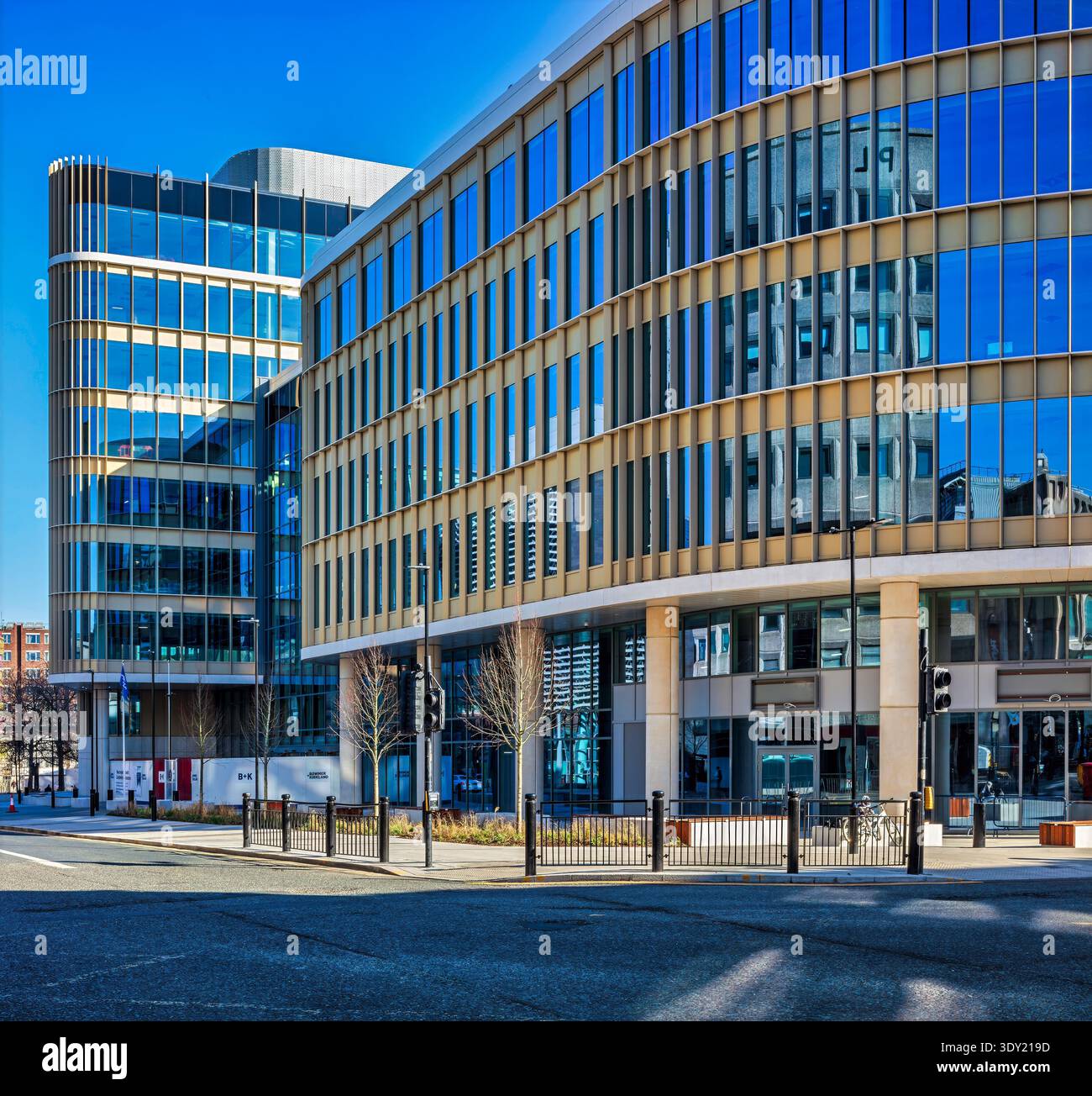 Una vista esterna in una giornata di sole con un cielo blu del nuovo edificio per uffici HMRC nel quartiere dei pellegrini a Newcastle upon Tyne Foto Stock