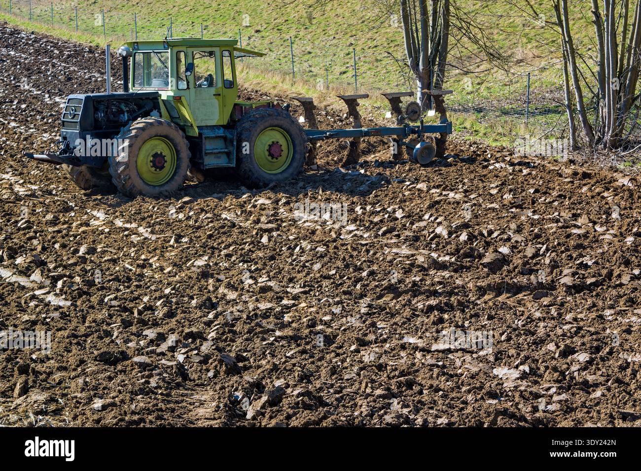 Campo appena arato, pronto per la semina, inizio primavera Foto Stock