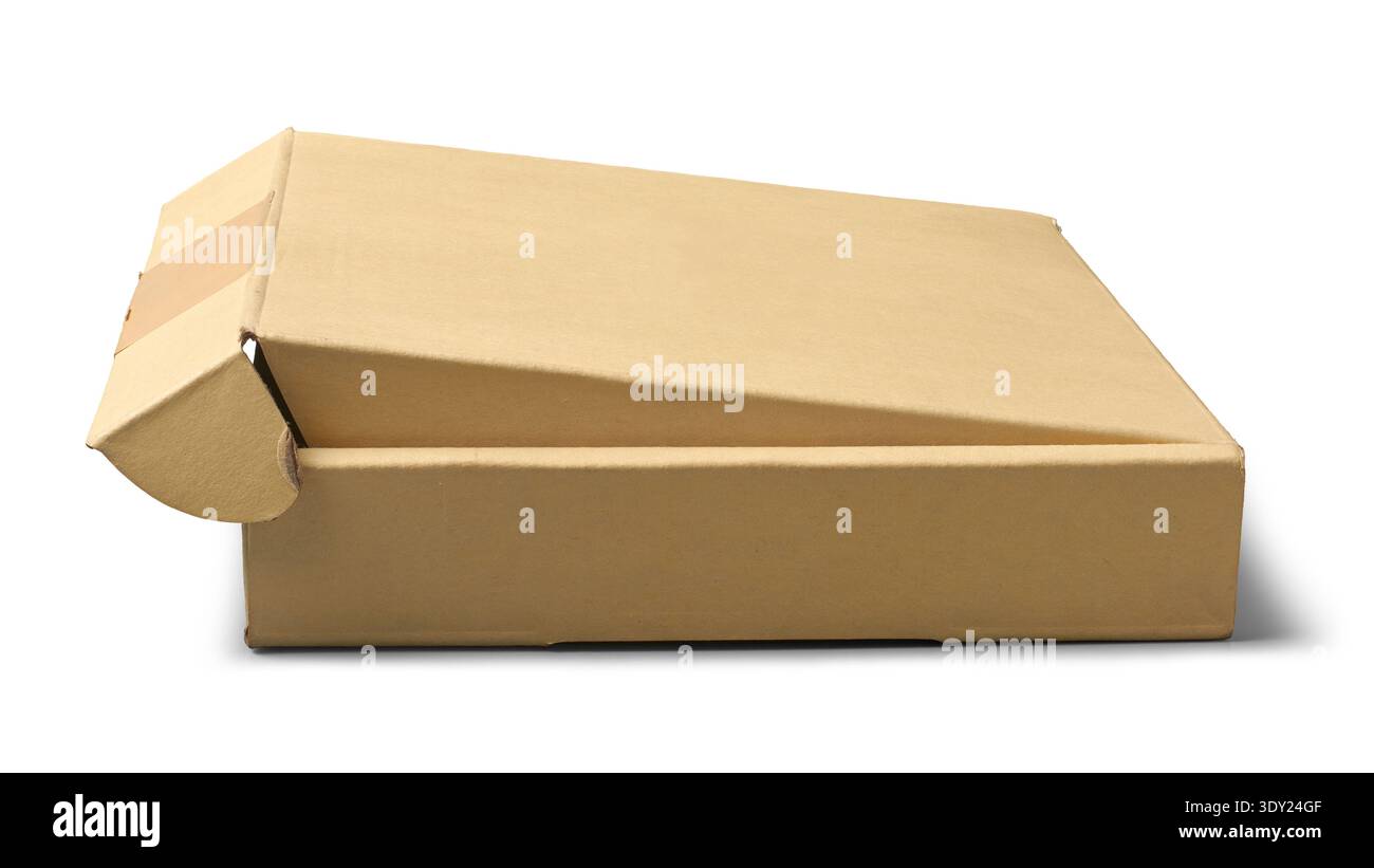 scatola di cartone ondulata vuota rettangolare sfondo bianco isolato, coperchio parzialmente aperto del modello di modello per contenitore di spedizione marrone chiaro, vista laterale Foto Stock