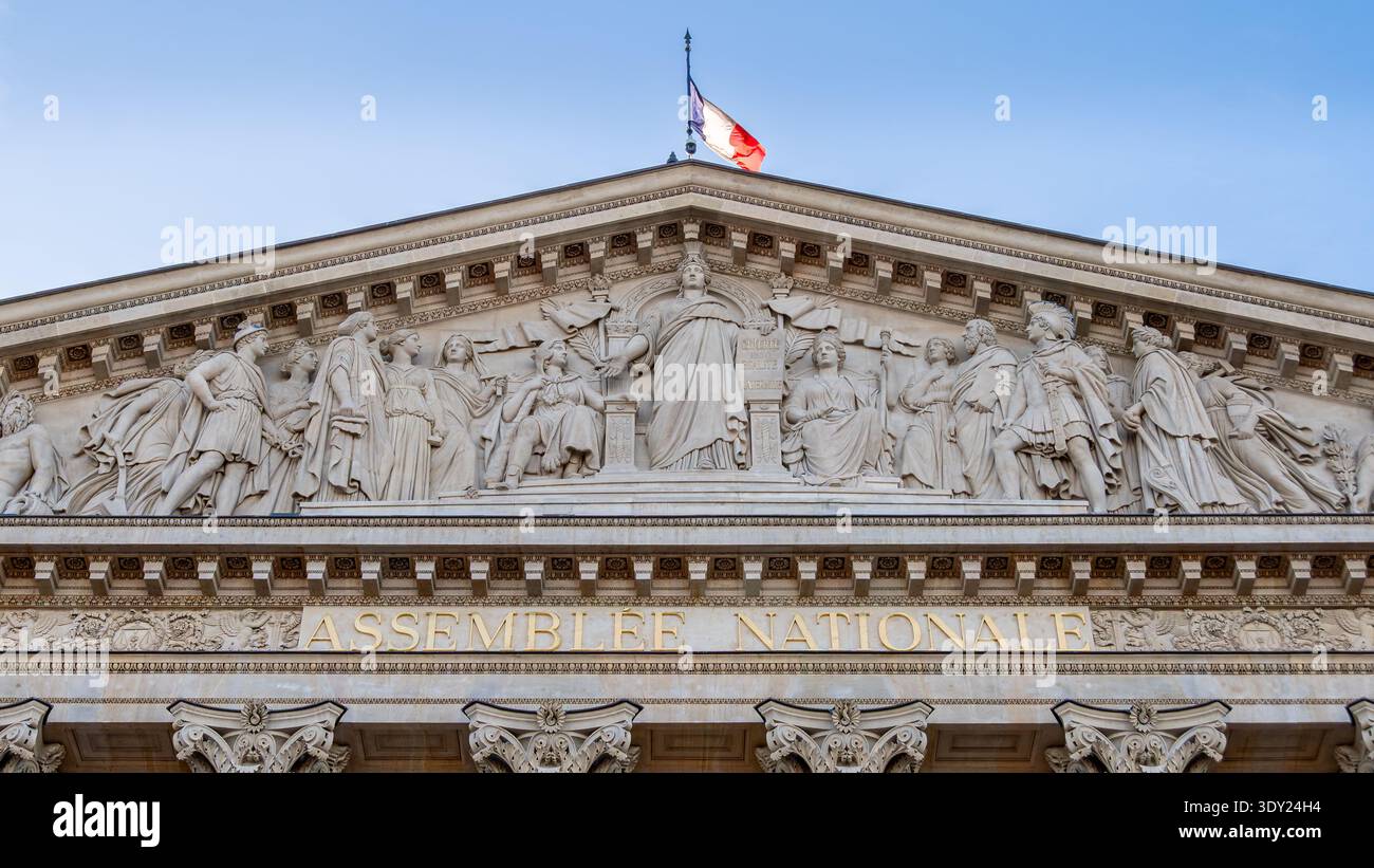 Frontone della facciata principale dell'Assemblea nazionale francese (Assemblée Nationale), nota anche come camera dei deputati o Palais Bourbon, Parigi, Francia Foto Stock