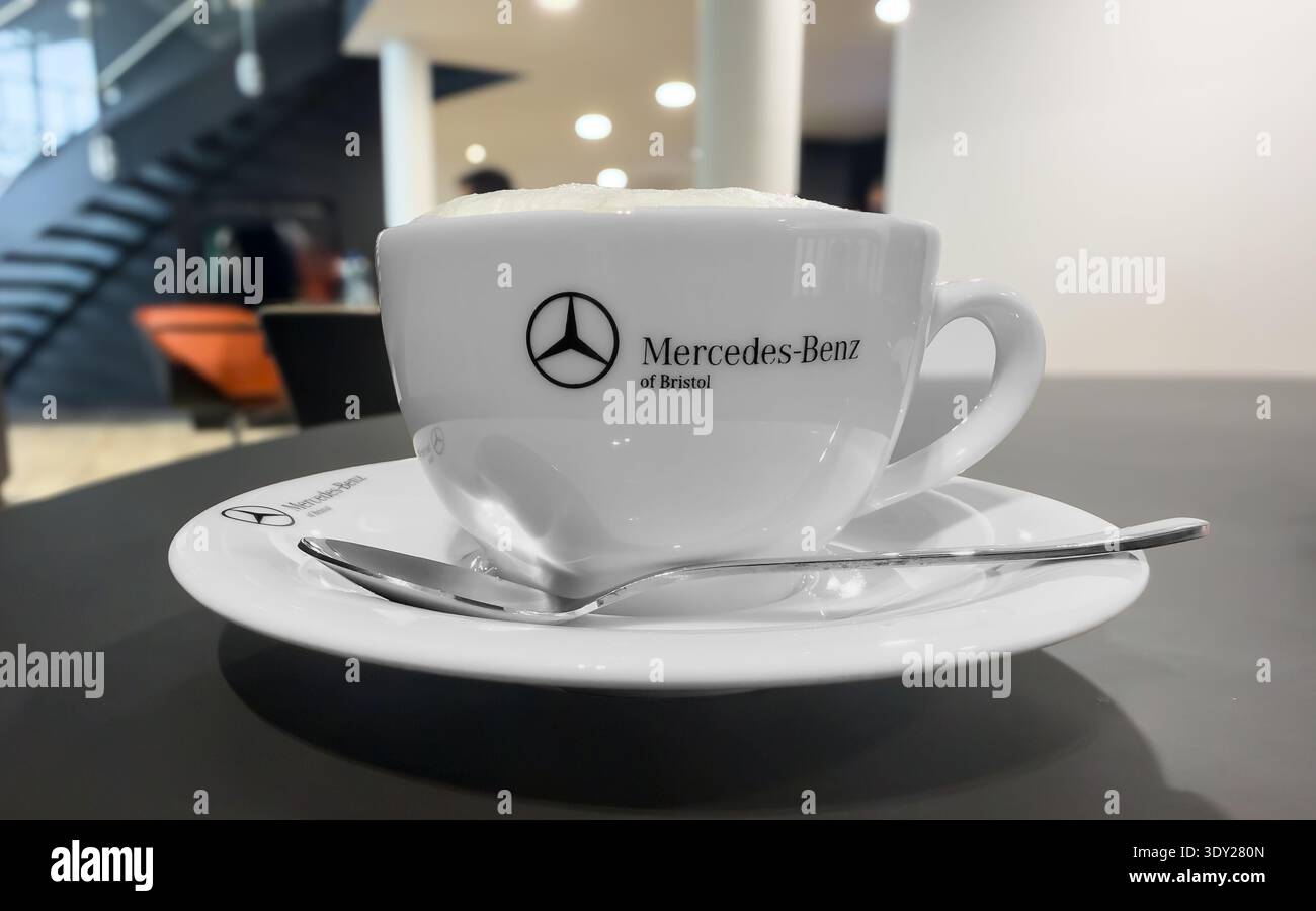 Tazza da caffè e piattino in porcellana bianca con stampa Mercedes-Benz con cucchiaio d'argento in ufficio, Regno Unito Foto Stock