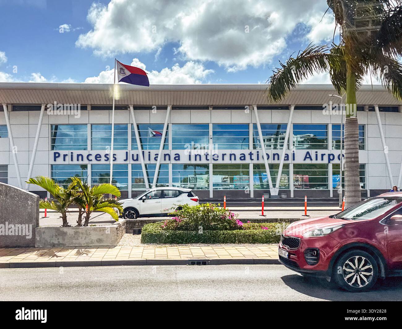 St Maarten, Antille olandesi - 17 gennaio 2026: Vista esterna dell'edificio del terminal dell'aeroporto internazionale Princess Julianna Foto Stock