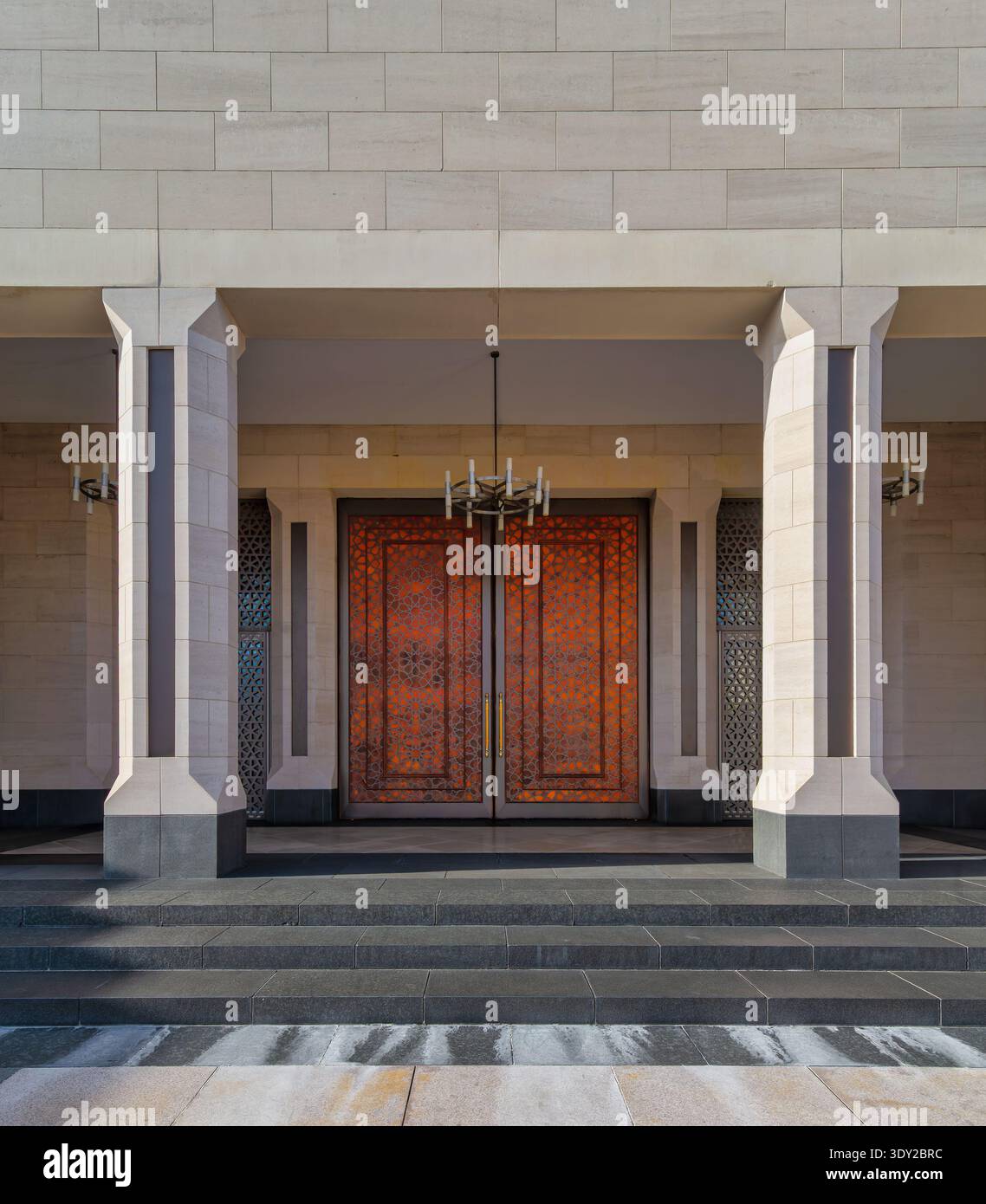 Ingresso alla Galleria delle collezioni islamiche Balai Khazanah Islam Sultan Haji Hassanal Bolkiah, Bandar seri Begawan, Brunei, con porte ornate, colonne di pietra, e passi Foto Stock