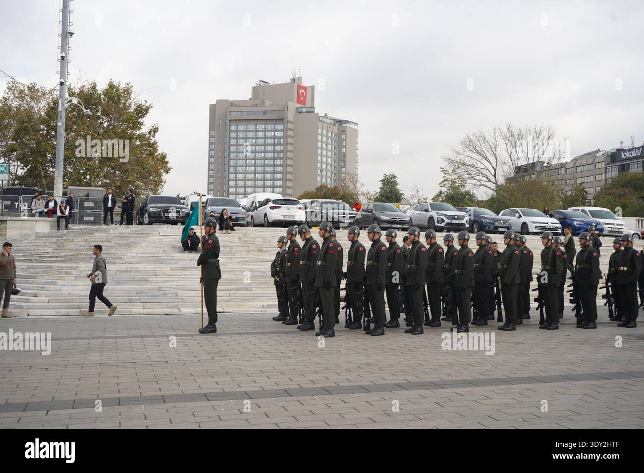 I soldati turchi in uniforme formale sono in formazione durante la cerimonia commemorativa della giornata della Repubblica, tenutasi alla vigilia della festa nazionale. Foto Stock