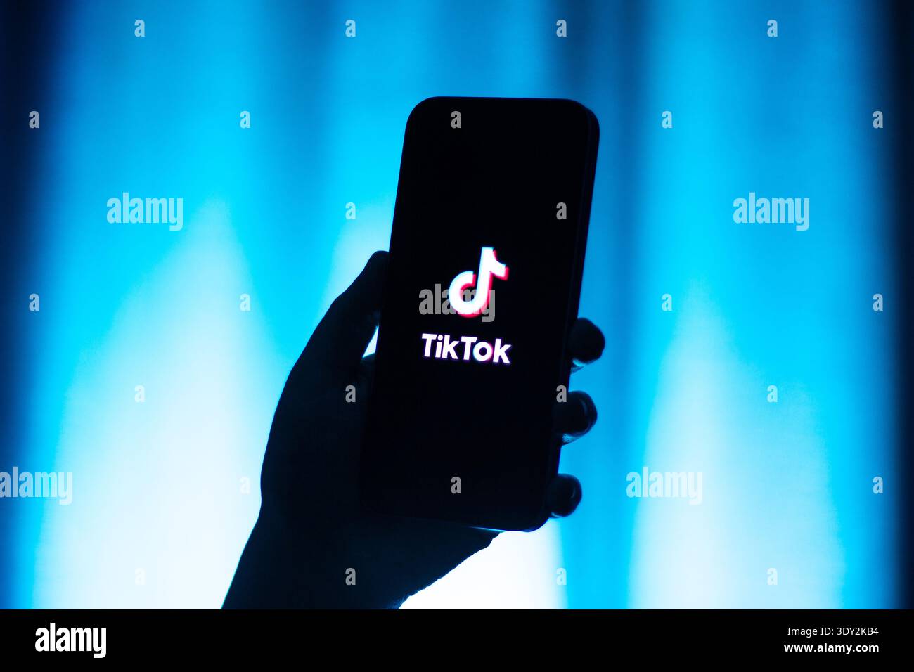 Kaliningrad, Russia - 12.11.2025. Logo dell'app TikTok visualizzato su iPhone in Woman Hand. piattaforma di social media leader a livello mondiale Foto Stock