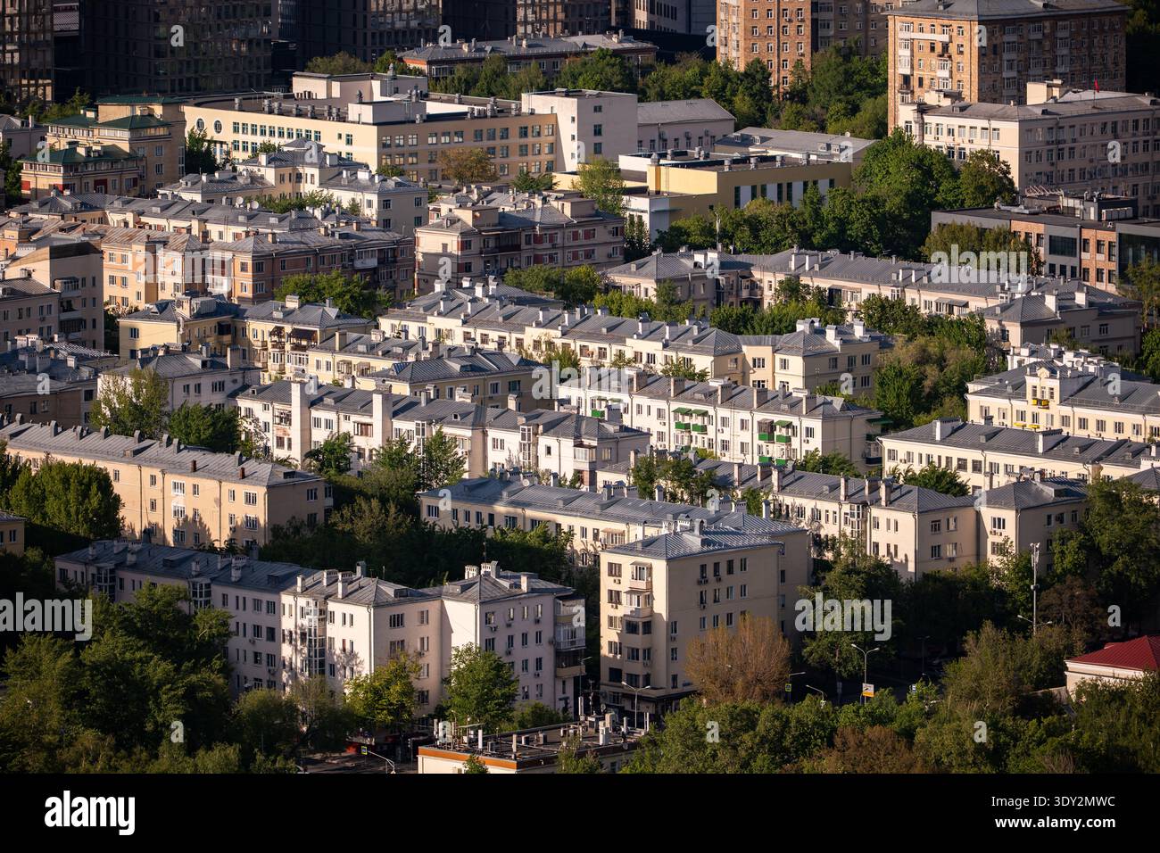 Il panorama del quartiere residenziale di Mosca presenta edifici Khrushchevka di epoca sovietica Foto Stock