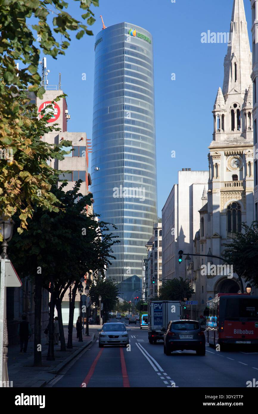 La moderna Torre Iberdrola sorge dietro la storica Chiesa di San Vicente in Calle Ibañez de Bilbao, Spagna. Foto Stock